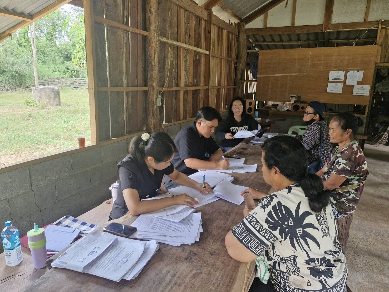 พช.ลำสนธิ ติดตามการดำเนินงาน โครงการแก้ไขปัญหาความยากจน (กข. คจ.)