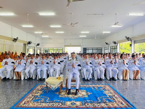 พช.ลำสนธิ ร่วมพิธีทำบุญตักบาตร เจริญพระพุทธมนต์ และพิธีวางพวงมาลา เนื่องในกิจกรรมวันนวมินทรมหาราช 13 ตุลาคม 2569 