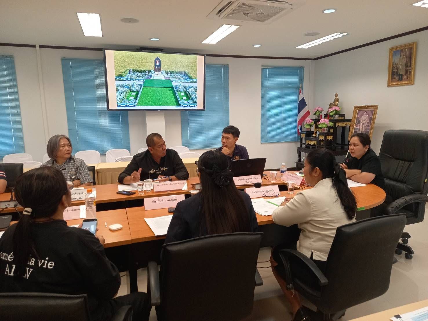 พช.ลำสนธิ ร่วมประชุมแนวทางปฏิบัติในการจัดพิธีถวายดอกไม้จันทน์ งานพระราชพิธีถวายพระเพลิงพระบรมศพ สมเด็จพระนางเจ้าสิริกิติ์ พระบรมราชินีนาถ พระบรมราชชนนีพันปีหลวง
