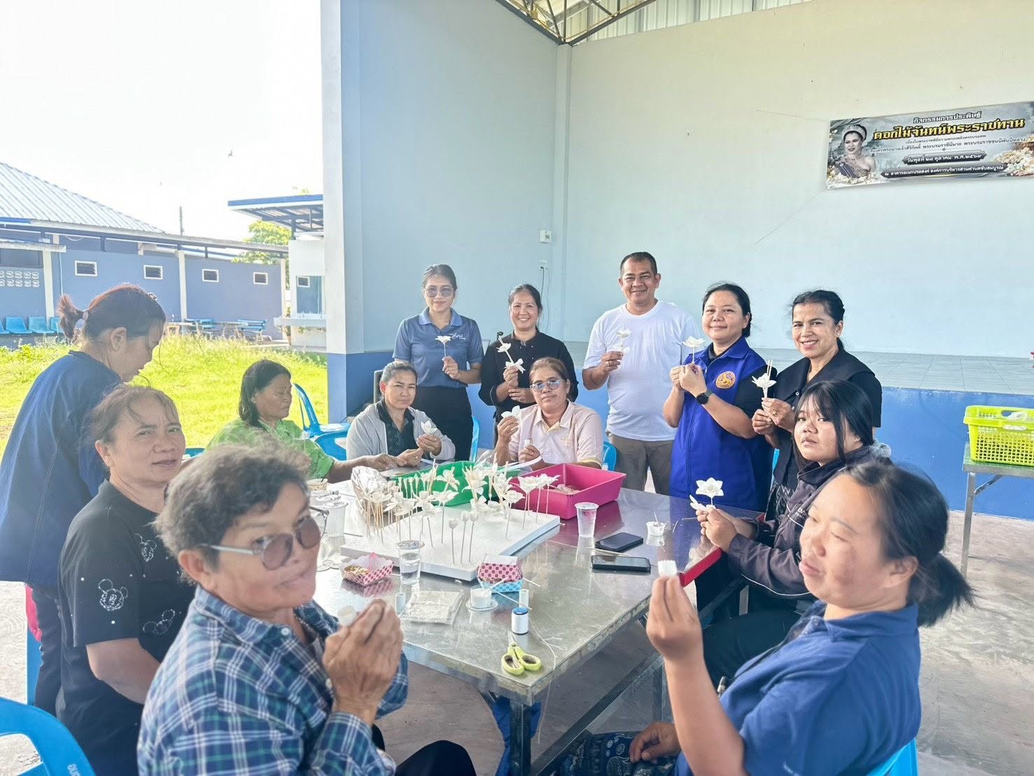 พช.ลำสนธิ ร่วมกิจกรรมการจัดทำดอกไม้จันทน์สำหรับพระราชพิธีถวายพระเพลิงพระบรมศพ สมเด็จพระนางเจ้าสิริกิติ์ พระบรมราชินีนาถ พระบรมราชชนนีพันปีหลวง